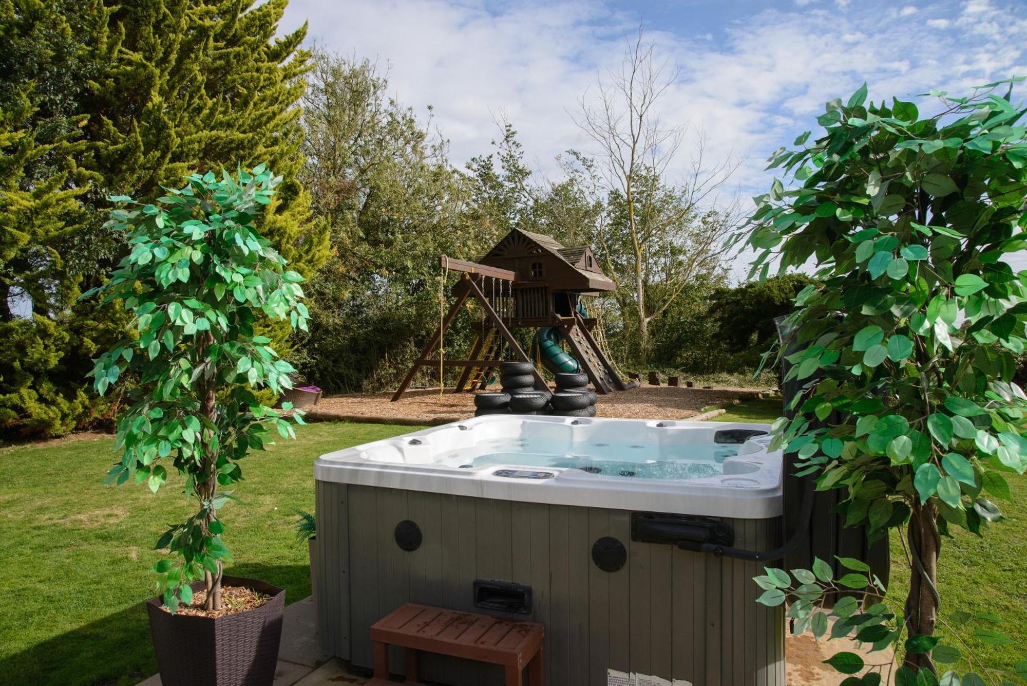 Deluxe 4 Or 5 Bed House With Hot Tub, Cinema Room Sleeps 15 Саффрон-Уолден Экстерьер фото