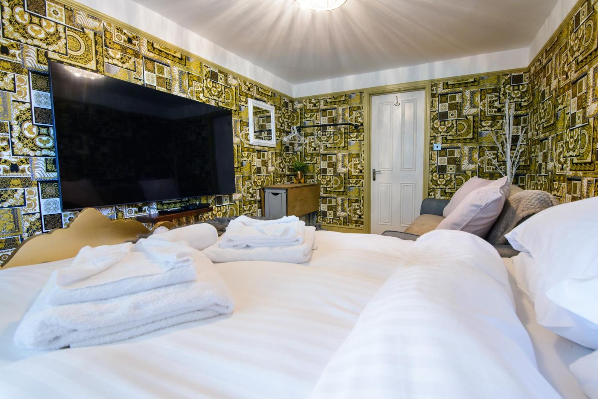 Deluxe 4 Or 5 Bed House With Hot Tub, Cinema Room Sleeps 15 Саффрон-Уолден Экстерьер фото