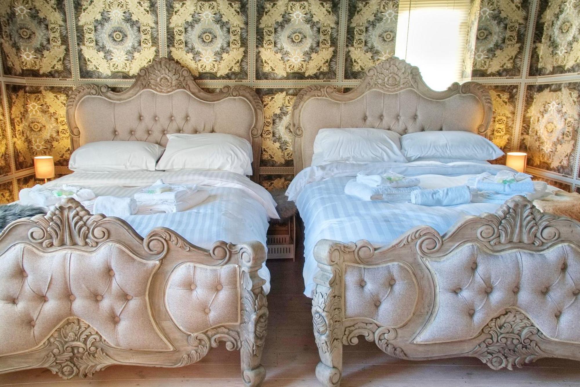 Deluxe 4 Or 5 Bed House With Hot Tub, Cinema Room Sleeps 15 Саффрон-Уолден Экстерьер фото